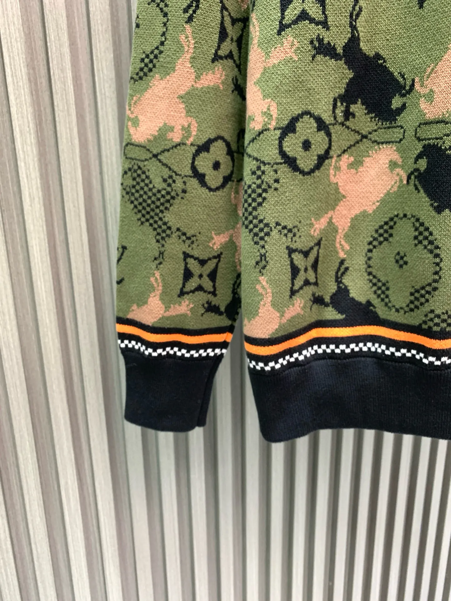 🅿️560 🀄️ Louis Vuitton Louis Vuitton 1*v camouflage woolen jacket knitted jacket YB purchased and printed. Made of custom sheep wool fabric. This sheep wool tunic jacket uses warm tones to depict the Geo Rodeo pattern of the 2025 autumn and winter show. It uses a complex jacquard texture to present the silhouette of a galloping horse and Monogram elements. Micro Damier ribbon embellished zipper front, hem and cuffs. Full-width Geo Rodeo Jacquard, zipper, hem and cuffs are Micro Damie ribbon yarn custom-woven and dyed. Full knitted jacquard design. Zip fly on the chest. Can be matched with bottoms of the same season to create a fashionable look. Suitable for various occasions. Customized accessories. Complete three standards. Same style for men and women.